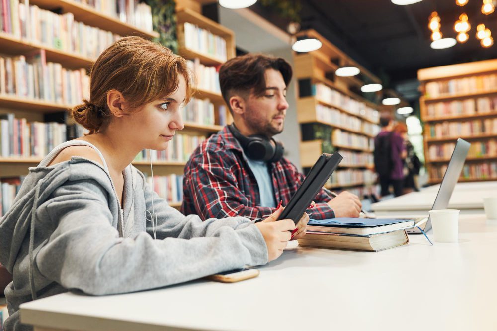סטודנטים כותבים עבודה אקדמית
